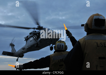 Les copains de l'aviation de Boatswain dirigent l'atterrissage d'un MH-60S Knighthawk pendant les opérations de vol à bord du navire d'assaut amphibie USS Kearsarge (LHD 3). Kearsarge est en cours, en train de terminer la formation de base du groupe de formation 1.3. Banque D'Images