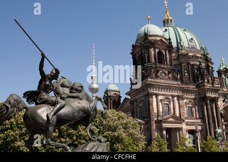 Statue d'Amazon sur l'lutter contre un Lion sculpture en face de la cathédrale de Berlin Banque D'Images