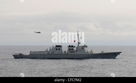 MER du JAPON (6 mars 2012) un hélicoptère SH-60F Sea Hawk vole en patrouille par le destroyer de la marine de la République de Corée (ROK) ROKS Sejong le Grand (DDG 991). Banque D'Images