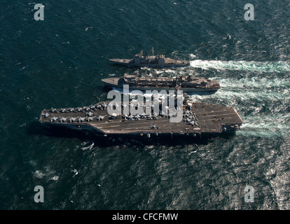 Le porte-avions USS Carl Vinson de la classe Nimitz (CVN 70) et le croiseur à missiles guidés de la classe Ticonderoga USS Bunker Hill (CG 52) effectuent un réapprovisionnement en mer avec le navire de soutien de combat rapide USNS Bridge (T-AOE 10) du Commandement du Sealift militaire. Carl Vinson et Carrier Air Wing (CVW) 17 sont déployés dans la zone de responsabilité de la 5e flotte américaine. Banque D'Images