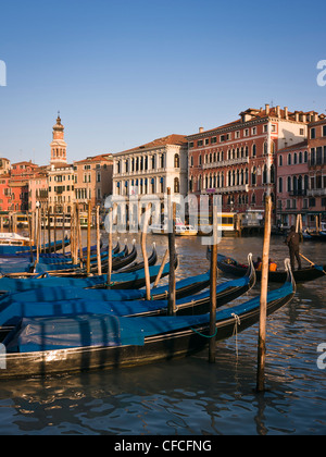 Amarré gondoles de heure d'or lumière sur Grand Canal - Venise, Venezia, Italie, Europe Banque D'Images