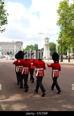La relève de la garde à Buckingham Palace, Londres Banque D'Images