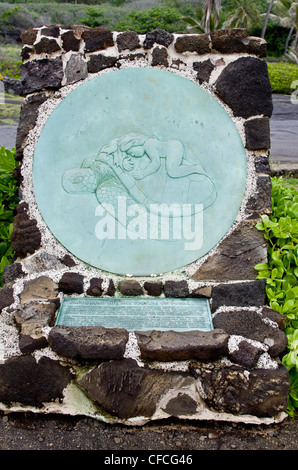 Disque de bronze dans la pierre de lave est monument à Kauila tortue mystique de Punalu'u Bay à Punalu'u plage de sable noir. Banque D'Images