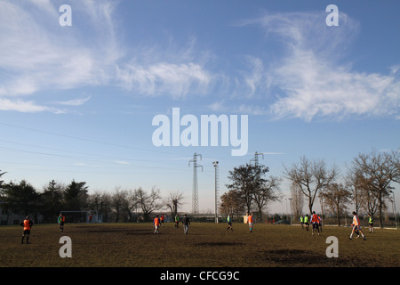 Match de football amateur dans la région de Marano (près de Parme), Italie. Banque D'Images