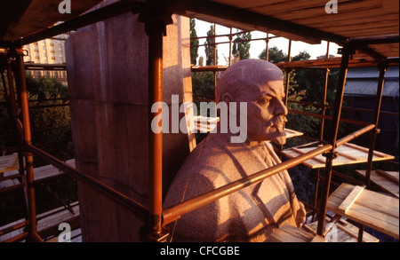 Kiev, Ukraine, 1991. Échafaudage entourant une statue de 30 pieds (8,9 m) de Vladimir Lénine. La statue de granit surplombait ce qui était la place de la Révolution d'octobre à l'époque soviétique. Après l'indépendance de l'Ukraine et la fin de l'Union soviétique en 1991, la place sur la rue Khreshchatyk dans le centre de Kiev a été rebaptisée la place de l'indépendance et la statue retirée de la place en 1991. Banque D'Images