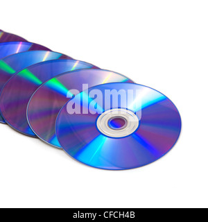 Une pile de disques DVD sur un fond blanc Banque D'Images