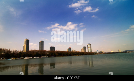 Les bâtiments modernes par la dynastie Ming les murailles de la ville et le Lac Xuanwu à Nanjing. Banque D'Images