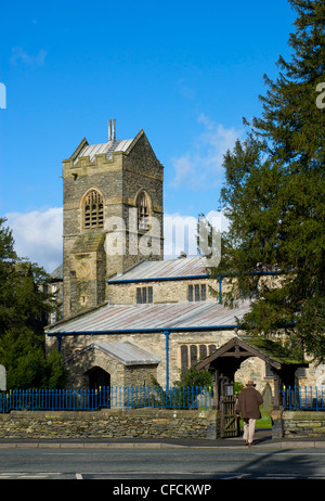 Homme marchant dans l'église St Martin, Bowness, près de Lake Windermere, Parc National de Lake District, Cumbria, Angleterre, Royaume-Uni Banque D'Images