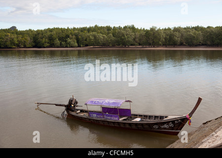 À Krabi (Thaïlande), un métier de l'eau d'Asie d'une apparence distincte : Le bateau à longue queue. Krabi, un bateau à longue queue. Banque D'Images