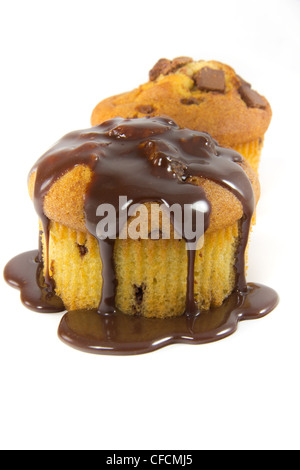 Une photo de deux petits pains avec du chocolat fondu Garniture Banque D'Images