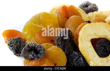 Une photo d'un bouquet de fruits secs sur fond blanc Banque D'Images