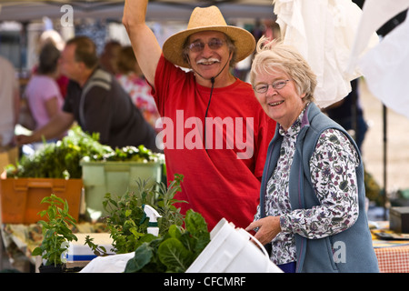 Deux vendeurs du marché agricole local vitrine de cèdre Banque D'Images