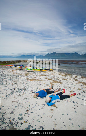 Deux rameurs se détendre après matin paddle Lookout Banque D'Images