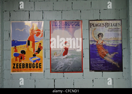 Les affiches de promotion de la côte belge au bord de mer Museum de Zeebrugge en Belgique Banque D'Images