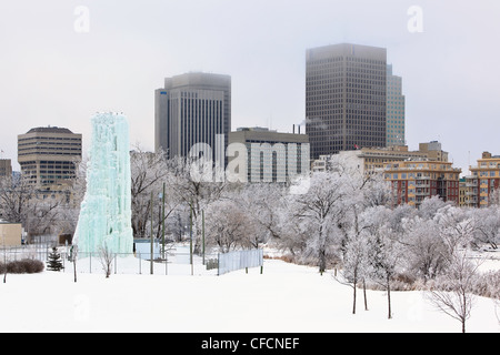 Le centre-ville de Winnipeg sur les toits d'un jour d'hiver glacial. Tour d'escalade de glace à l'avant-plan. Winnipeg, Manitoba, Canada. Banque D'Images