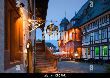 Avis de l'hôtel de ville à Hotel Die tanne, place du marché, dans la soirée, Goslar, Harz, Basse-Saxe, Allemagne Banque D'Images