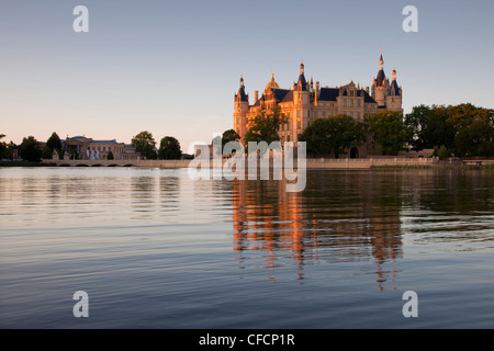 Le château de Schwerin à lac de Schwerin, musée d'État à l'arrière-plan, Schwerin, Western-Pomerania Mecklenburg, Allemagne Banque D'Images