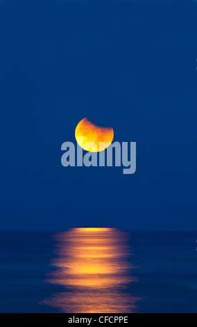 Éclipse partielle de la lune, se couche sur le golfe du Mexique, le matin du 26 juin 2010. Banque D'Images