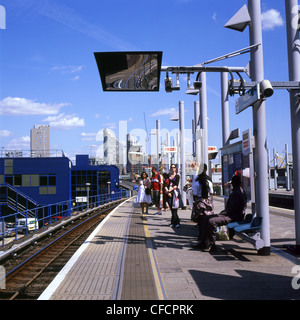 Les personnes en attente d'un train DLR overground en été sur la plate-forme à la gare London England UK Peuplier Banque D'Images