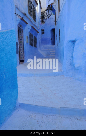 Murs et portes bleu dans une ruelle étroite à Chefchaouen, Maroc, montagnes Riff, Afrique Banque D'Images