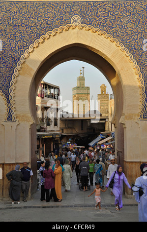Porte de ville et vue sur la médina, vieille ville avec minaret, Bab Boujeloud, Fes, Maroc, Afrique Banque D'Images
