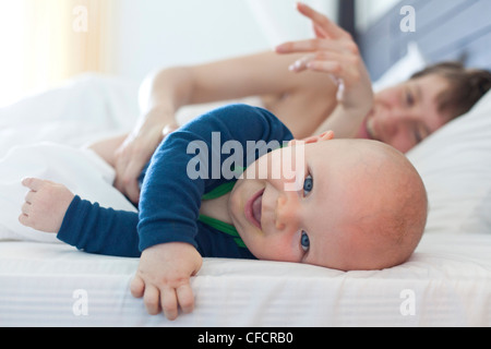 Bébé et sa mère au lit, Rawai, Phuket, Thailande, Asie Banque D'Images