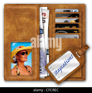 Étui contenant UK Sterling/Livres et cartes de crédit, photo de holdaymaker et Affilmomo assurance label. Banque D'Images