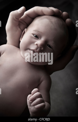 Père holding baby Banque D'Images