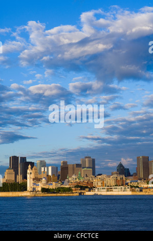 Tôt le matin voir l'horizon avec de vieux Montréal en premier plan, à travers le fleuve Saint-Laurent, Montréal, Québec, Canada. Banque D'Images