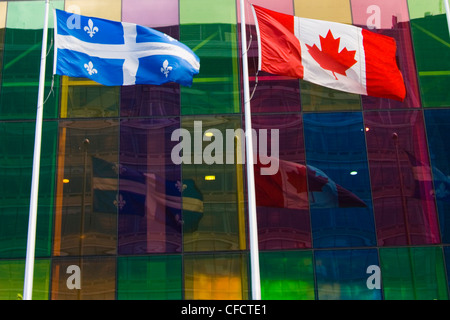 Des murs de verre de couleur de la palais des congrès de Montréal (centre des congrès de Montréal), Montréal. Québec, Canada. Banque D'Images