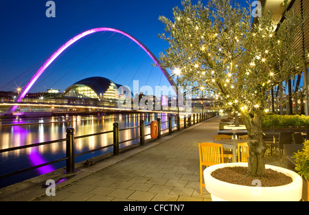 Newcastle Quayside montrant la rivière Tyne et Gateshead Millennium Bridge, le Newcastle-upon-Tyne, Tyne et Wear, Angleterre, RU Banque D'Images