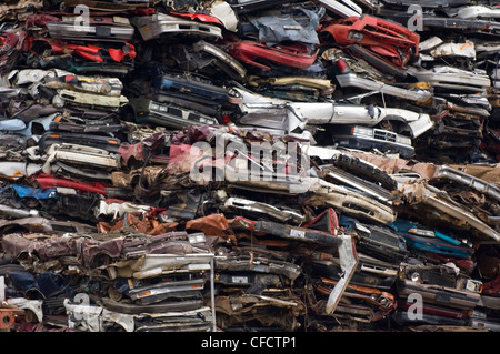 Des piles de voitures obsolètes au chantier de recyclage, l'île de Vancouver, Colombie-Britannique, Canada Banque D'Images