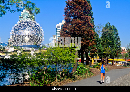 Runner sur le sentier avec Science World, Vancouver, British Columbia, Canada Banque D'Images
