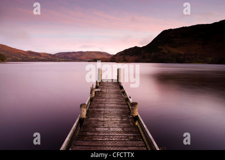 Jetée sur Ullswater à l'aube, Glenridding Village, Parc National de Lake District, Cumbria, Angleterre, Royaume-Uni, Europe Banque D'Images