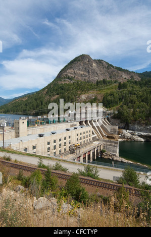 Barrage Brilliant sur la rivière Kootenay, près de Castelgar, British Columbia, Canada Banque D'Images