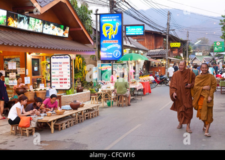 Les gens dans la rue le soir, PAI, Thaïlande, Asie Banque D'Images