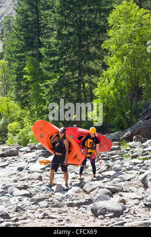 Deux femmes à la tête des kayakistes de la rivière Elk, Fernie, Colombie Britannique, Canada Banque D'Images