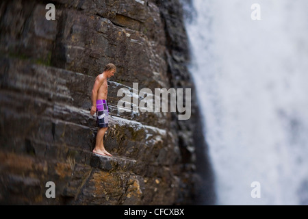 Un jeune homme à la plongée ciff Chutes Moyie, Cranbrook, Colombie-Britannique, Canada Banque D'Images