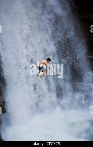 Un jeune homme à la plongée ciff Chutes Moyie, Cranbrook, Colombie-Britannique, Canada Banque D'Images