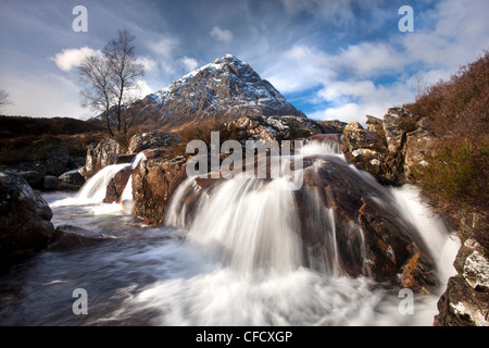 Vue d'hiver d'Buachaile Coupall Etive davantage du Falls sur la rivière Coupall, Glen Etive, Highlands, Ecosse, Royaume-Uni Banque D'Images