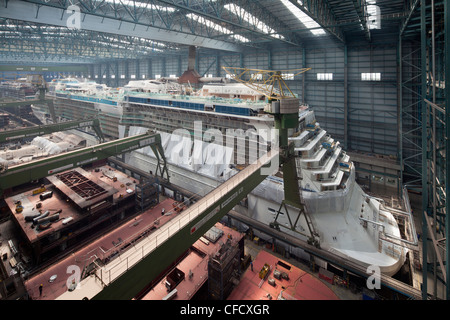Cruiser en construction en cale sèche, Meyer Werft, Papenburg, Basse-Saxe, Allemagne Banque D'Images