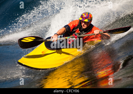 Jeune homme de Skookumchuk ocean kayak freestyle Banque D'Images