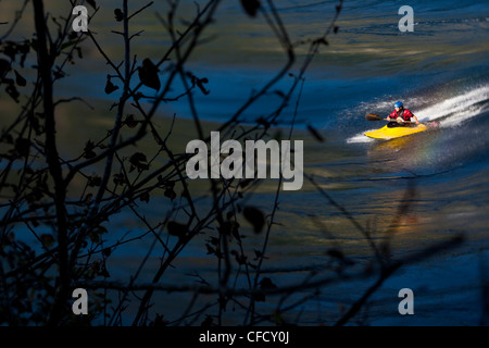 Jeune femme de Skookumchuk ocean kayak freestyle Banque D'Images