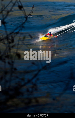 Jeune femme de Skookumchuk ocean kayak freestyle Banque D'Images