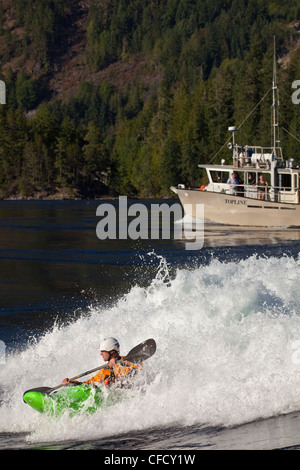 Jeune homme de Skookumchuk ocean kayak freestyle Banque D'Images