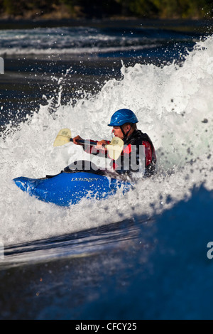 Jeune homme kayak freestyle sur l'océan de Skookumchuk, rapides Skookumchuck Narrows Provincial Park, Egmont, British Columbia, Canada Banque D'Images