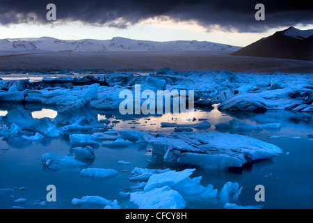 Les icebergs bleu,sur le Jokulsarlon glacial lagoon au coucher du soleil, le sud de l'Islande, Islande, régions polaires Banque D'Images