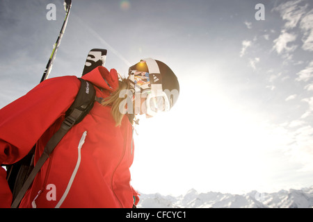 Skieur femelle en rétro-éclairage, Chandolin, Anniviers, Valais, Suisse Banque D'Images