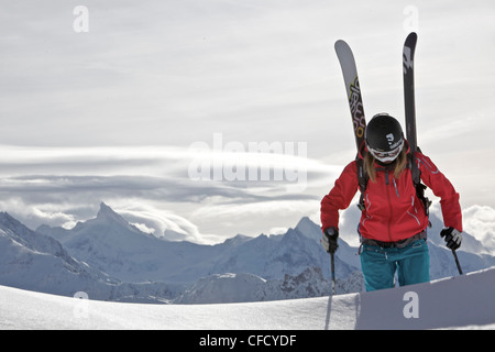 Ascendant skieur femelle dans la neige profonde, Chandolin, Anniviers, Valais, Suisse Banque D'Images