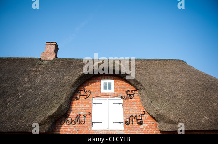 Maisons à Ketelswarf frisonne traditionnelle sur Hallig Langeneß, une "île" dans le site de l'UNESCO d'Allemagne du nord de la mer des wadden Banque D'Images